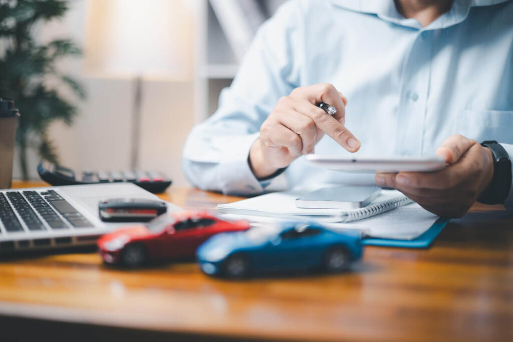 Expert assurance examinant neiman bloqué voiture pour évaluation prise en charge sinistre