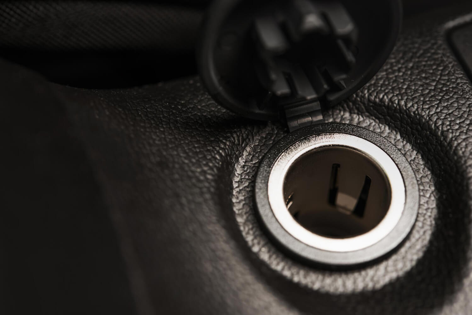 Allume-cigare ne fonctionne plus : que faire quand le fusible est OK