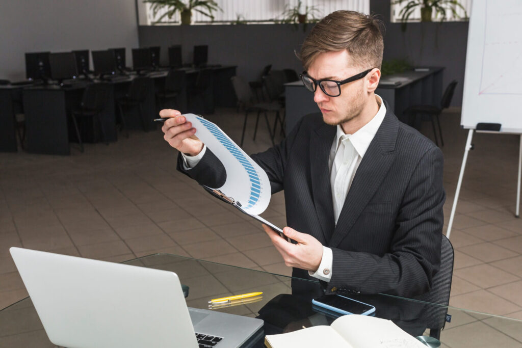 Expert automobile examinant documents facture achat véhicule