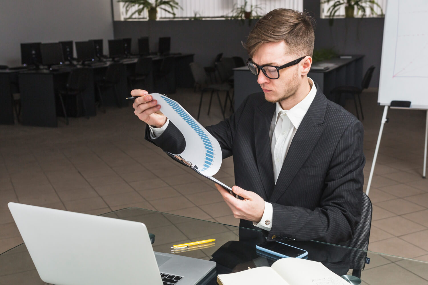 Expert automobile examinant documents facture achat véhicule