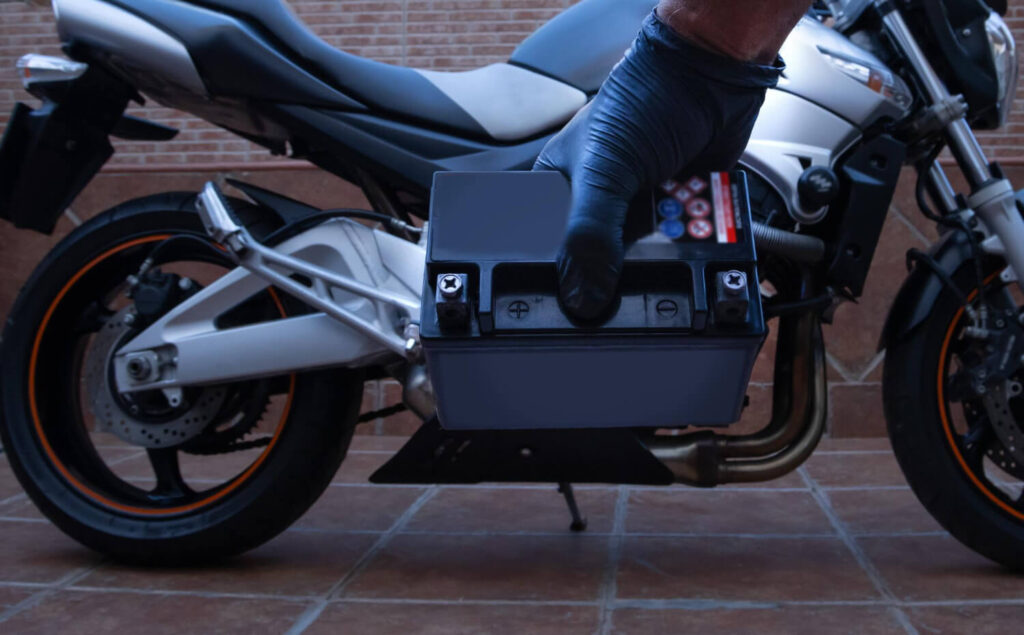 Chargeur de batterie moto connecté sans démontage