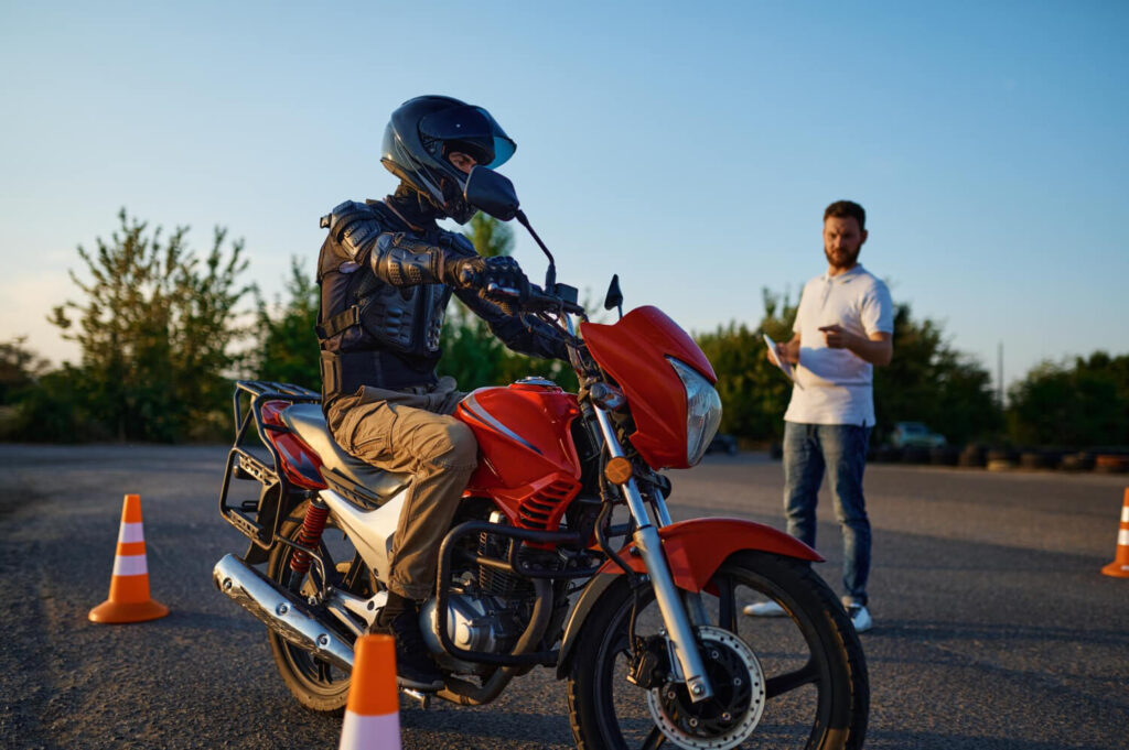 Formation passerelle permis moto A2 vers A avec moniteur et élève sur moto école