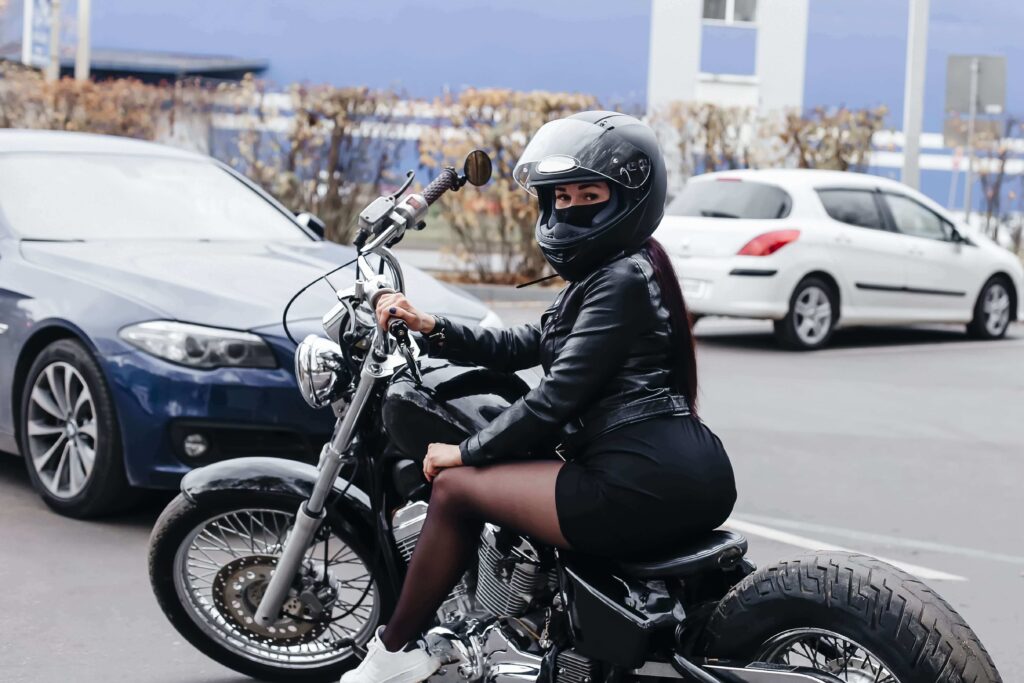 Motard de petite taille sur moto rabaissée avec kit de modification