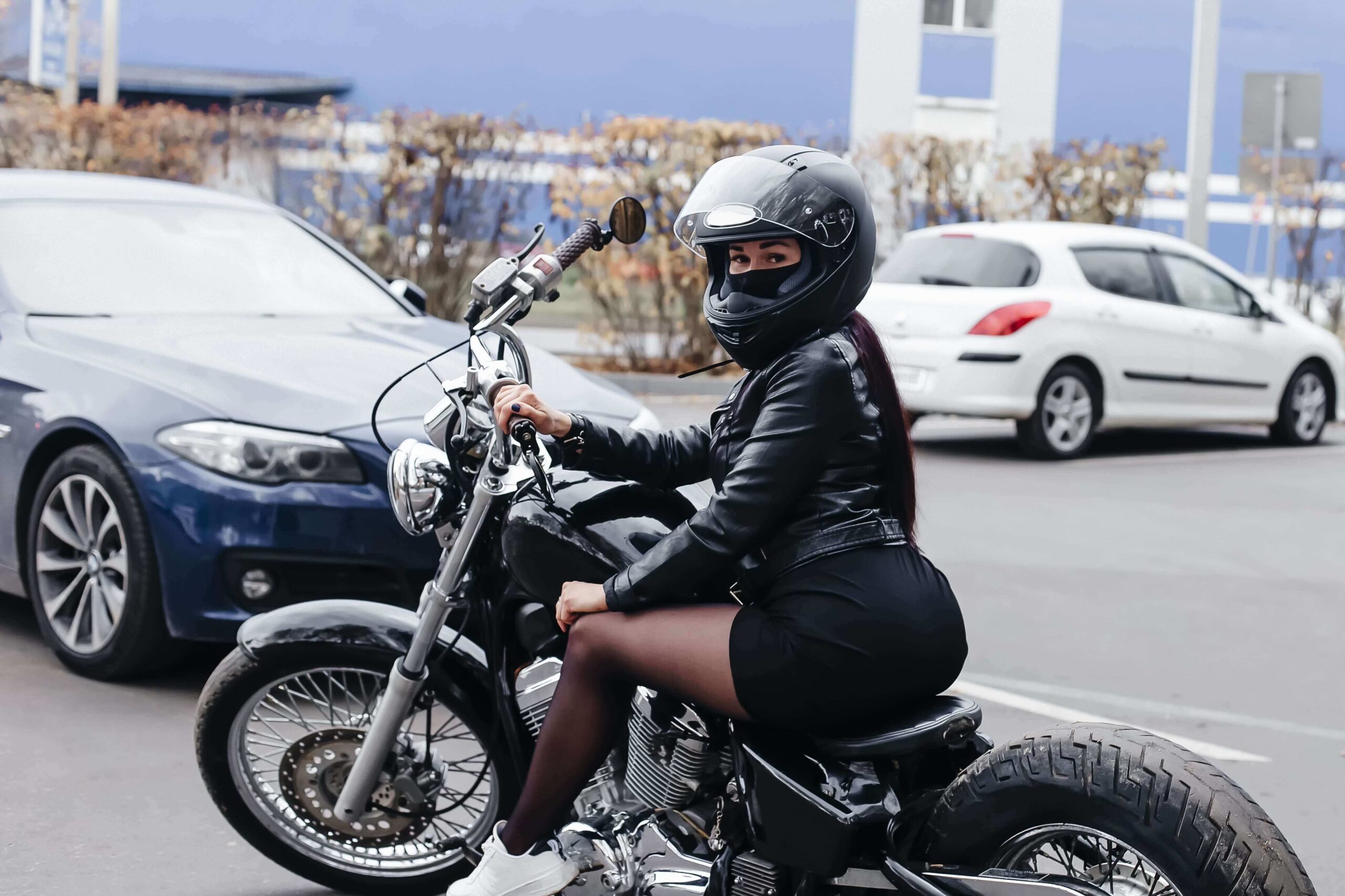 Motard de petite taille sur moto rabaissée avec kit de modification