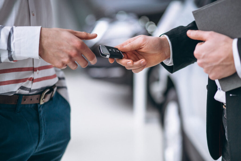 Vente aux enchères d'une voiture saisie, illustrant le guide pour acheter ce type de véhicule.