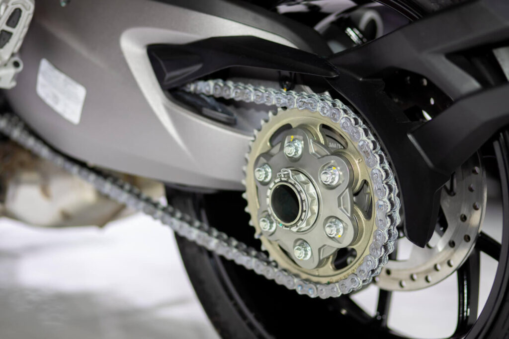 Chaîne de moto trop tendue : quels sont les risques ? 1 chaîne de moto