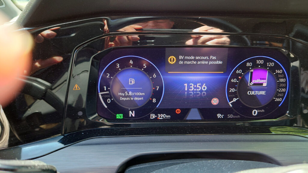 Tableau de bord d'une Volkswagen affichant le message "BV en mode secours", expliquant si la poursuite de route est possible.