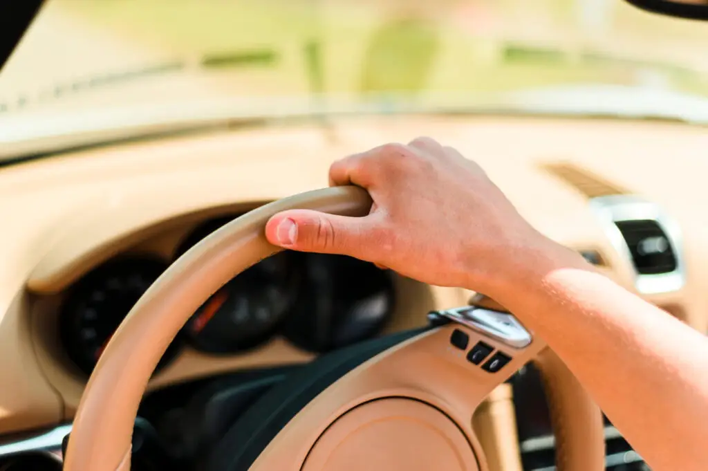 Volant de voiture pas droit alors que les roues sont droites, illustrant un problème de parallélisme.