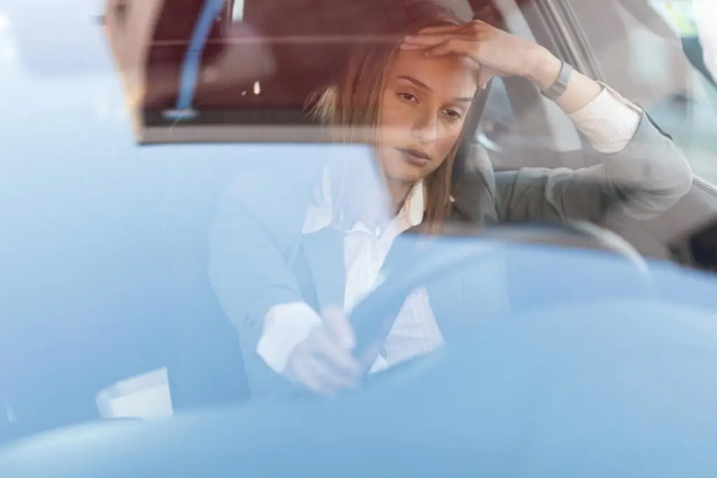 Défaut sur un pare-brise mal posé, illustrant les recours possibles contre le professionnel.
