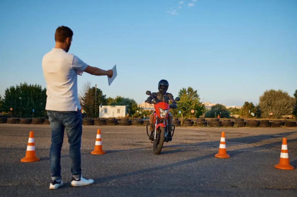Formation permis moto A2 - élève moto-école apprentissage conduite motocyclette plateau