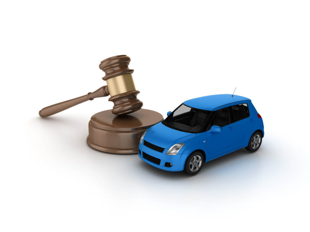 Permis de conduire français à côté d'un marteau de juge, illustrant une suspension de permis sans convocation au tribunal.