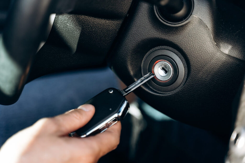 Mécanicien changeant un neiman de voiture sans reprogrammation électronique