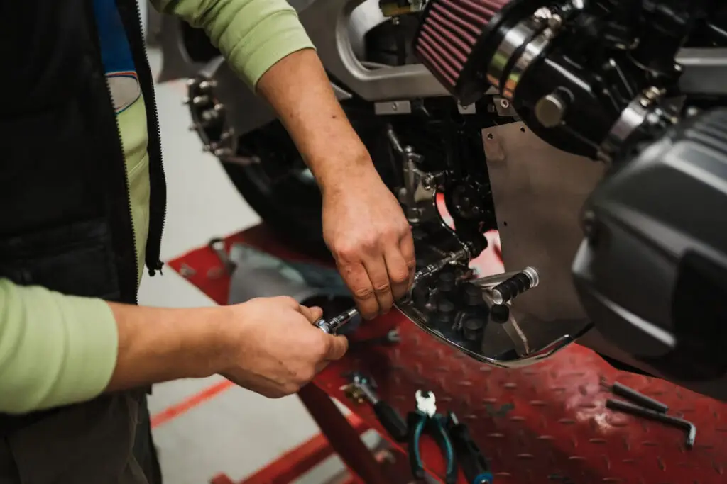 garagiste qui répare un scooter