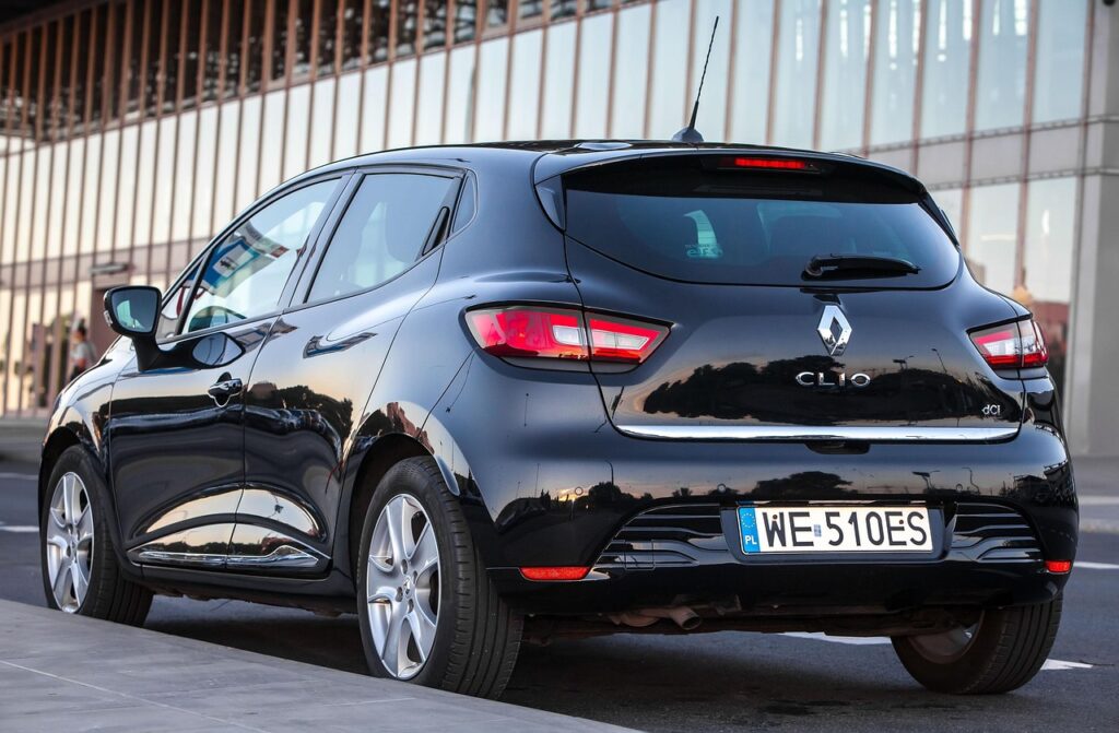 Diagnostic d'une carte électronique Renault Clio 4 affichant le message carte non reconnue sur l'écran du tableau de bord