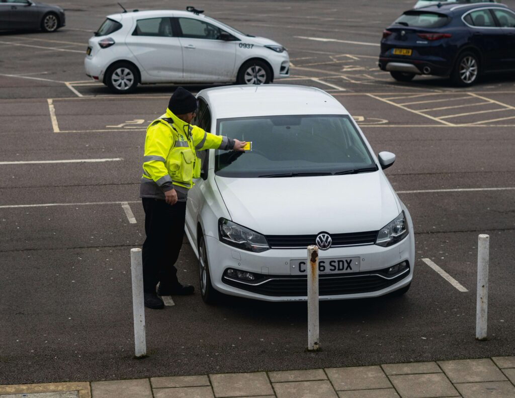 Agent qui verbalise une voiture pour stationnement