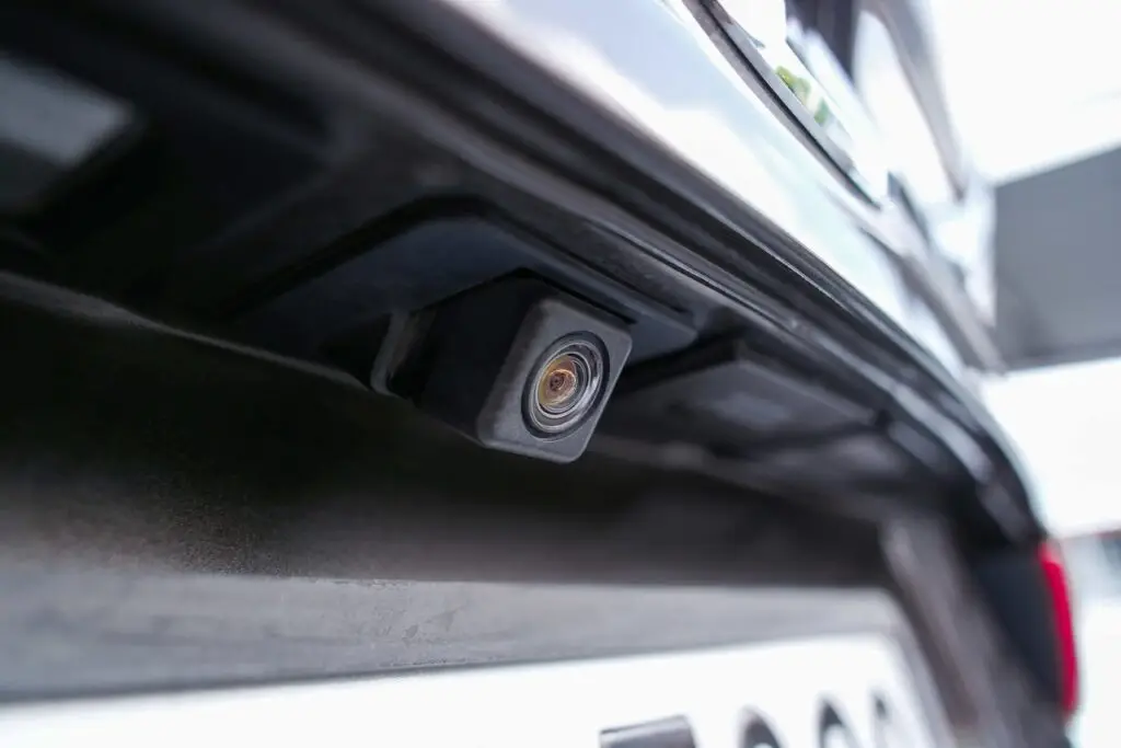 Capteur de recul automobile défaillant sur pare-chocs arrière avec voyant d'alerte