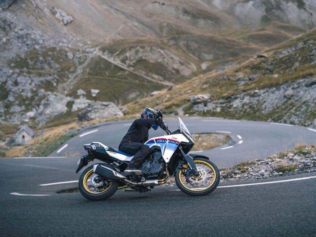 moto transalp 700 sur route de montagne