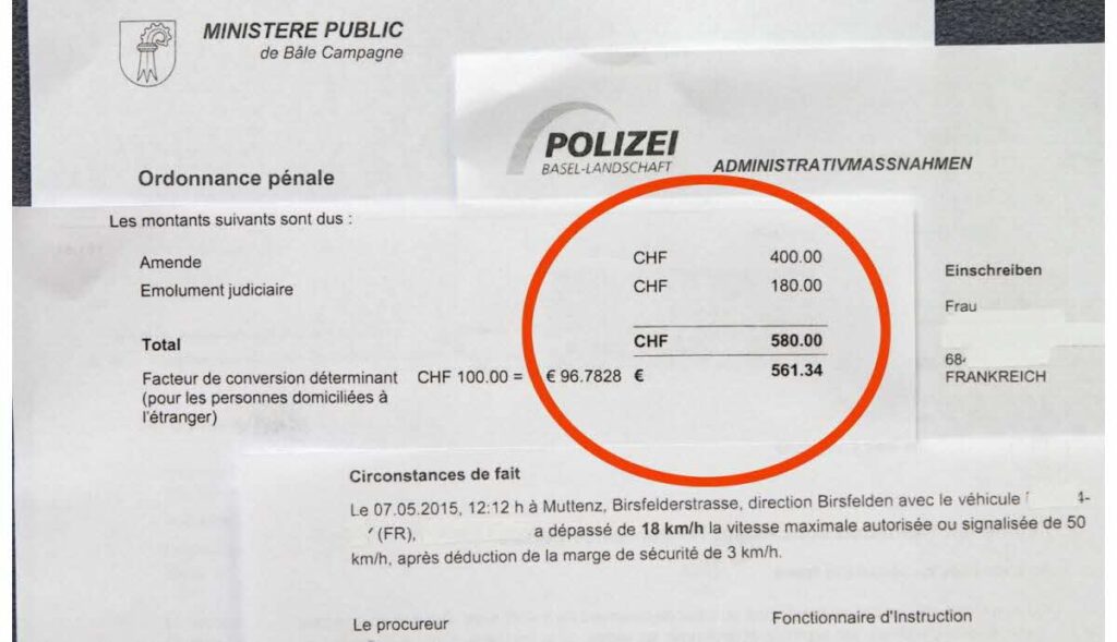 Amende suisse pour excès de vitesse reçue en France, illustrant les risques et conséquences du non-paiement.