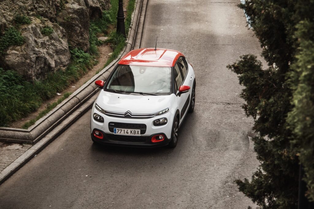 Tableau de bord Citroën C3 affichant le message système anti-pollution défaillant avec voyant orange moteur allumé