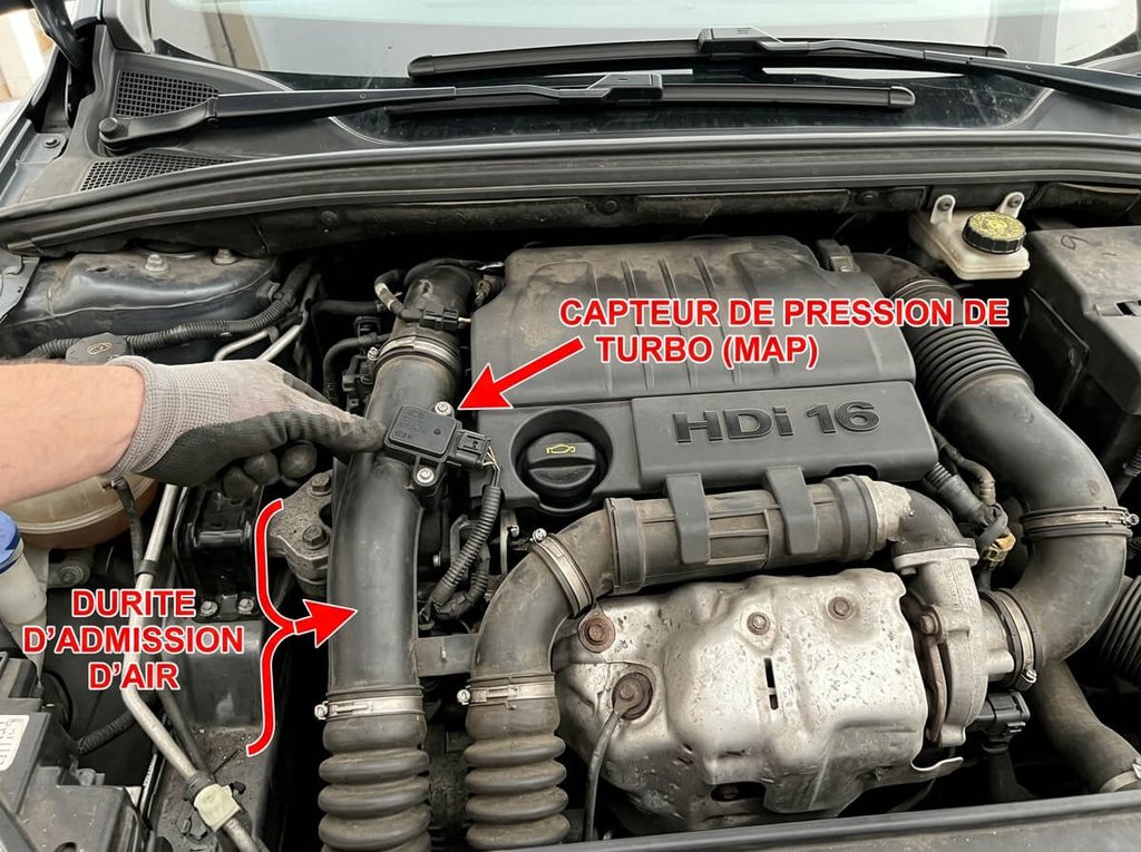 Emplacement du capteur de pression de turbo sur la durite d'admission d'air du 1.6 HDi.
