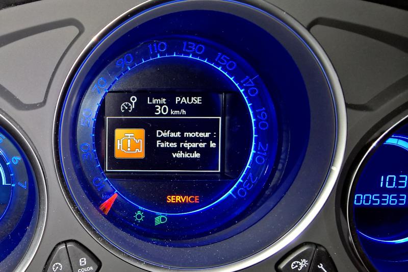 Tableau de bord d'une DS4 avec le voyant moteur orange allumé et le message "Défaut moteur : faites réparer le véhicule".