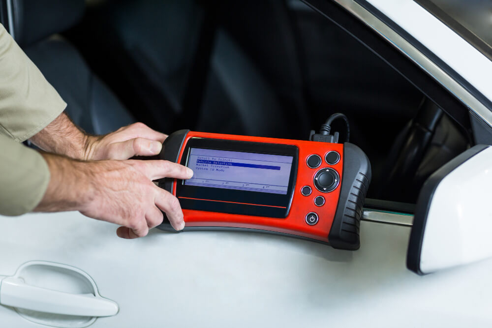 Quelle est la tolérance des corrections de débit d'un injecteur Bosch ? 2 Écran d'une valise de diagnostic affichant les valeurs de correction de débit pour quatre injecteurs diesel.