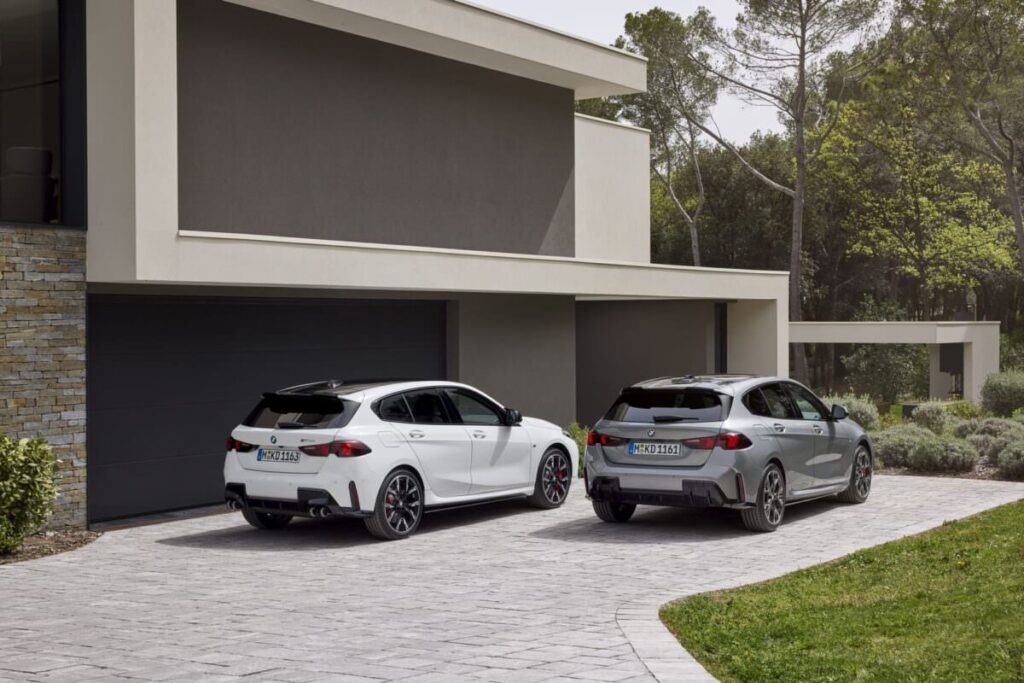 Plusieurs générations de BMW Série 1 alignées sur un parking, illustrant le choix en occasion.