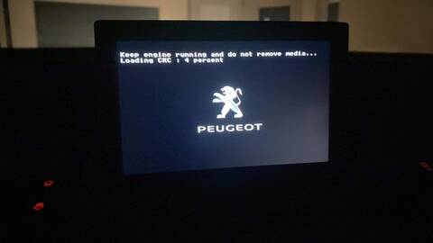 Écran multimédia (SMEG/NAC) noir sur un tableau de bord de Peugeot 308.
