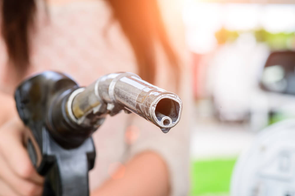 Pistolet de carburant Excellium Diesel dans une station-service TotalEnergies.