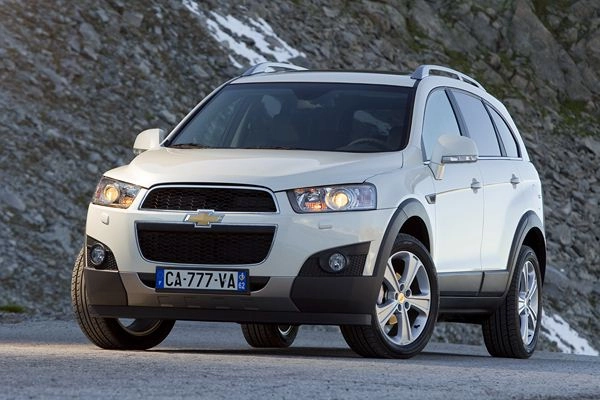 Chevrolet Captiva blanc garé
