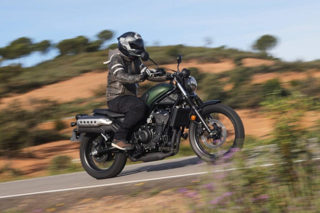 Vue latérale du scrambler Honda CL 500 sur une route.