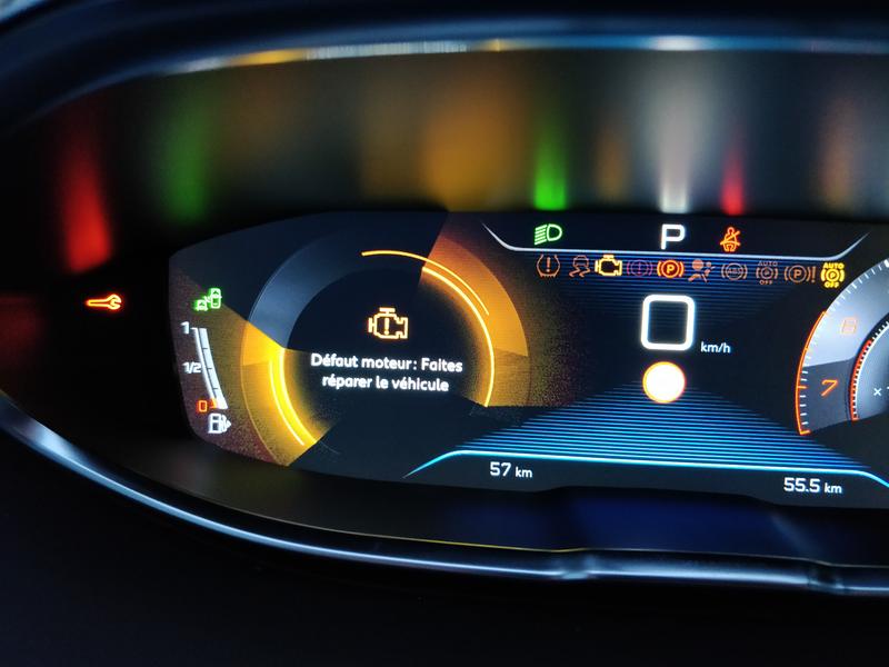 Défaut moteur sur Peugeot 3008 : quelles sont les causes ? 2 Tableau de bord d'un Peugeot 3008 affichant le message "Défaut moteur : faites réparer le véhicule".