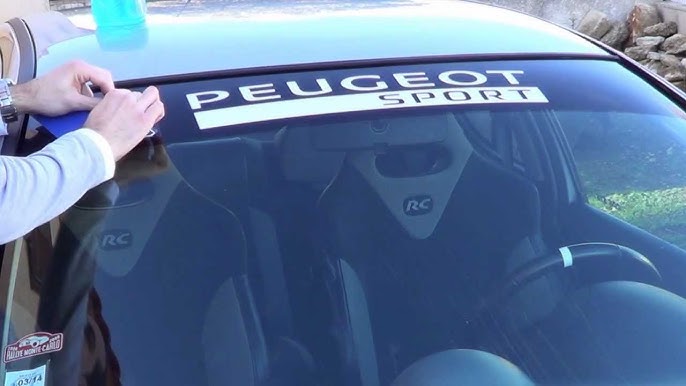 Le bandeau pare-soleil sur le pare-brise est-il interdit ? 2 Voiture avec un bandeau pare-soleil teinté en haut du pare-brise.