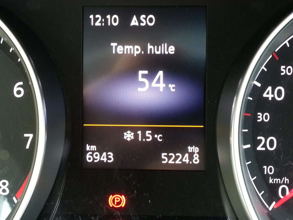 Tableau de bord (compteur) d'une Volkswagen (type Golf) affichant la température d'huile.