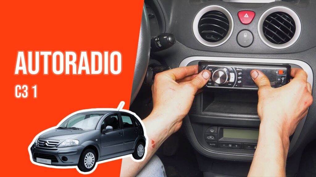 Main d'une personne débranchant la cosse négative de la batterie d'une Citroën C3.
