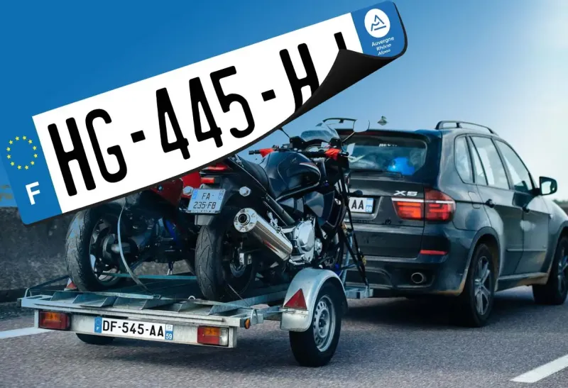 Plaque d'immatriculation de remorque : différente ou identique à celle de la voiture ? 2 Remorque attelée à une voiture, montrant sa propre plaque d'immatriculation, distincte de celle de la voiture.