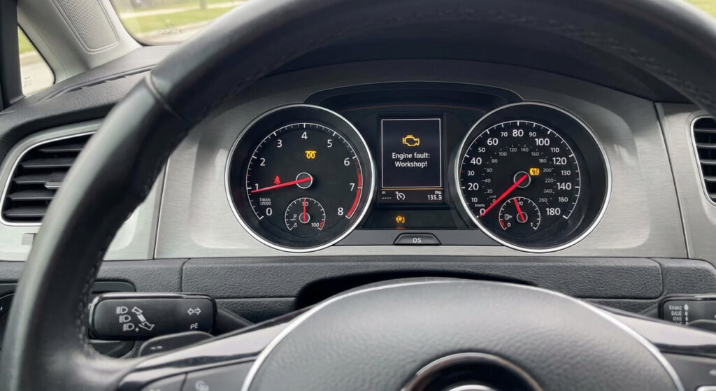 Tableau de bord Volkswagen Golf avec le voyant de préchauffage (ressort jaune) qui clignote.