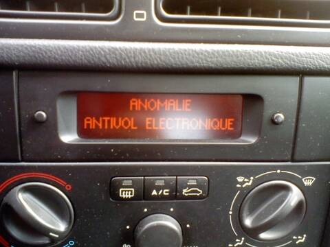 Tableau de bord de Peugeot 206 affichant le message d'erreur "Anomalie Antivol Electronique".