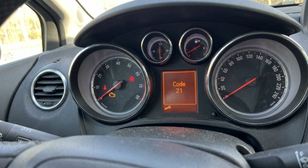 Tableau de bord d'Opel Meriva B affichant le Code 21 sur l'écran digital central.