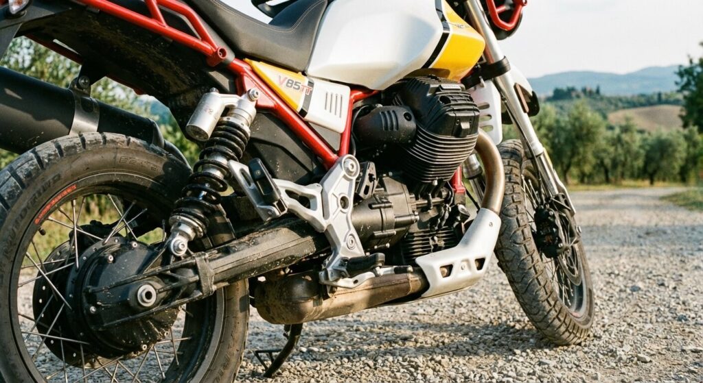 Moto Guzzi V85 TT stationnée, mettant en évidence son cardan et son bloc moteur transversal.