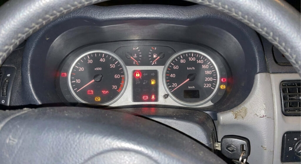 Tableau de bord de Renault Clio 2 avec le voyant rouge de l'anti-démarrage qui clignote rapidement, signe de panne.