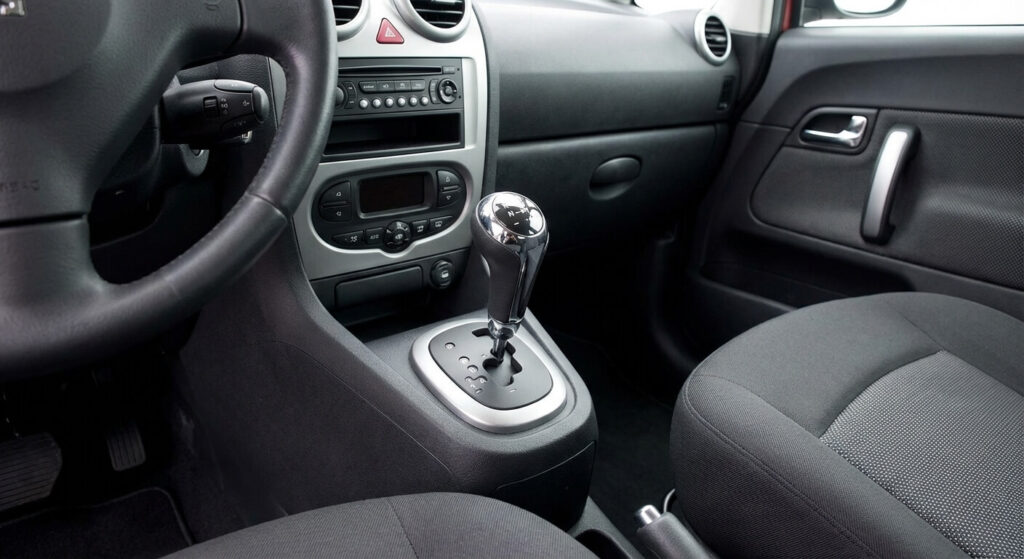 Levier de vitesse de la boîte 2-Tronic d'une Peugeot 1007