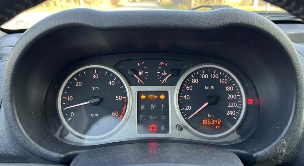 Compteur de Renault Clio 2 affichant le voyant SERV orange et le voyant airbag allumés simultanément