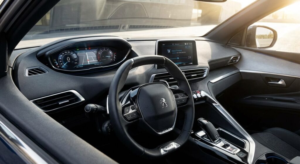 Gros plan sur le tableau de bord numérique i-Cockpit et le volant compact d'un Peugeot 3008 moderne