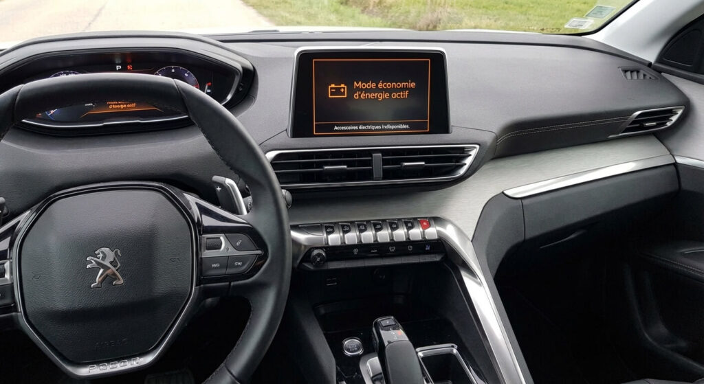 Affichage du message d'alerte "Mode économie d'énergie actif" sur l'écran central ou le combiné d'instruments d'un Peugeot 3008, bloquant l'usage des accessoires