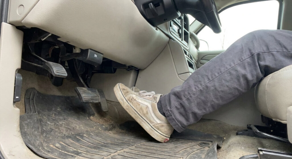 Code 82 sur Chevrolet : Signification et Réinitialisation de la vidange 3 Action de pomper trois fois sur la pédale d'accélérateur, une méthode manuelle connue pour réinitialiser le compteur de vidange sur de nombreux modèles GM