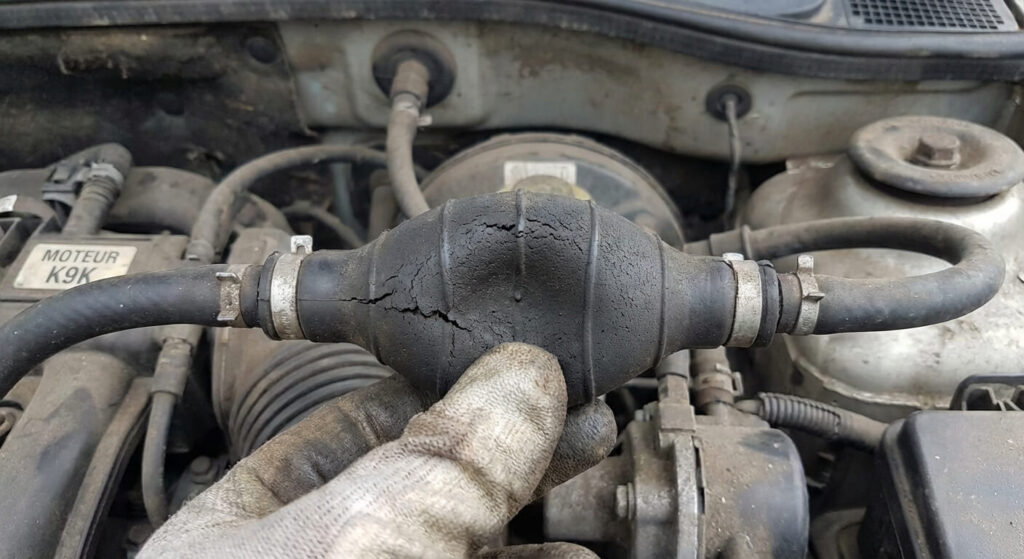 Poire d'amorçage manuelle en caoutchouc noir, souvent responsable des prises d'air sur le moteur K9K de Renault lorsqu'elle devient poreuse avec l'âge