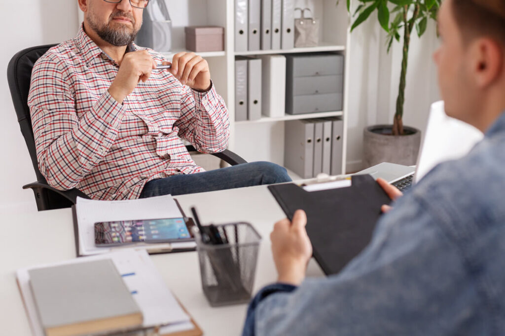 Récupérer son permis de conduire : tout savoir sur le test psychotechnique 2 Un candidat en plein entretien individuel avec un psychologue agréé pour la récupération de son permis de conduire.