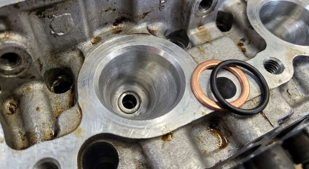 Puits d'injecteur parfaitement nettoyé et débarrassé de sa calamine avant la pose du nouveau joint en cuivre