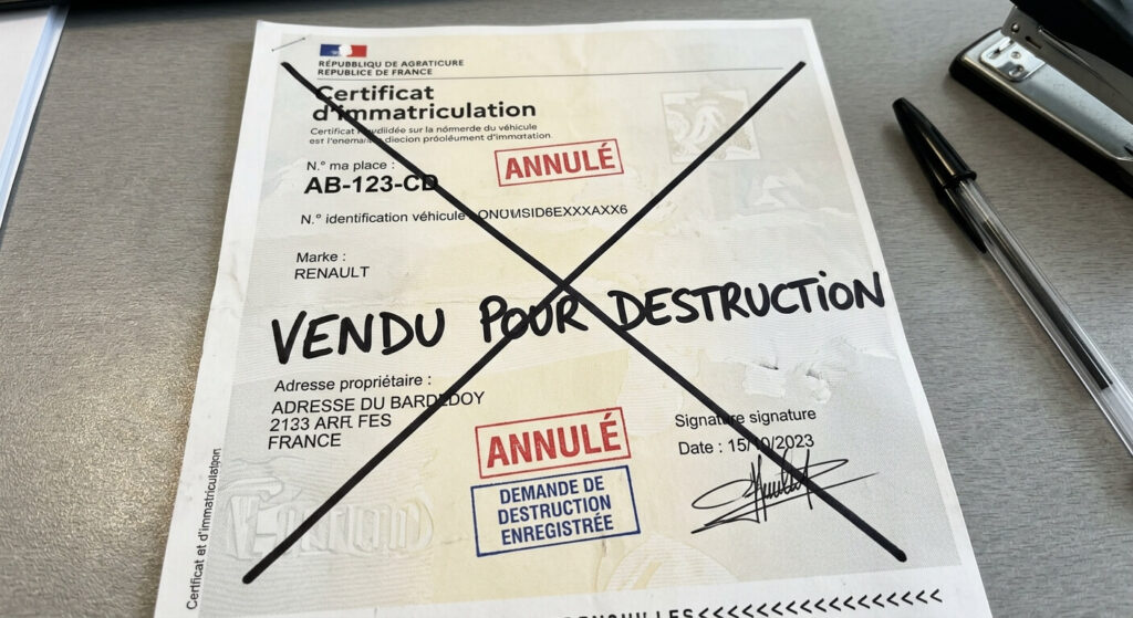 Certificat d'immatriculation barré avec la mention "Vendu pour destruction".